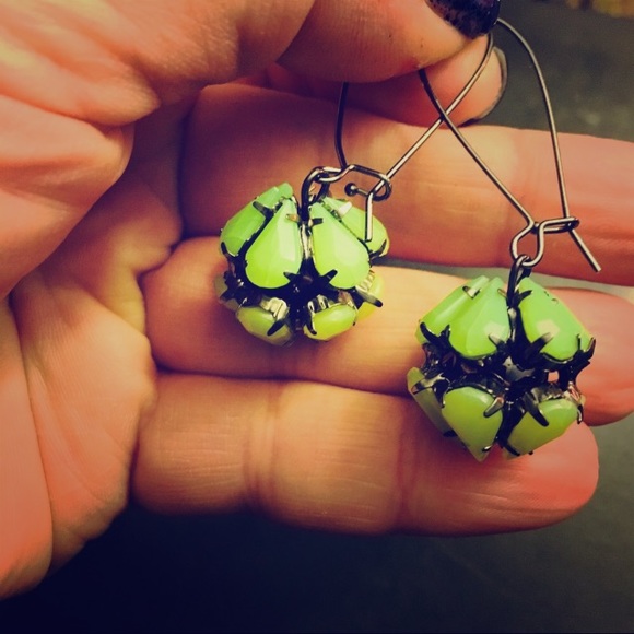 EUC Lime Green Dangle Drop Earrings - Picture 1 of 3